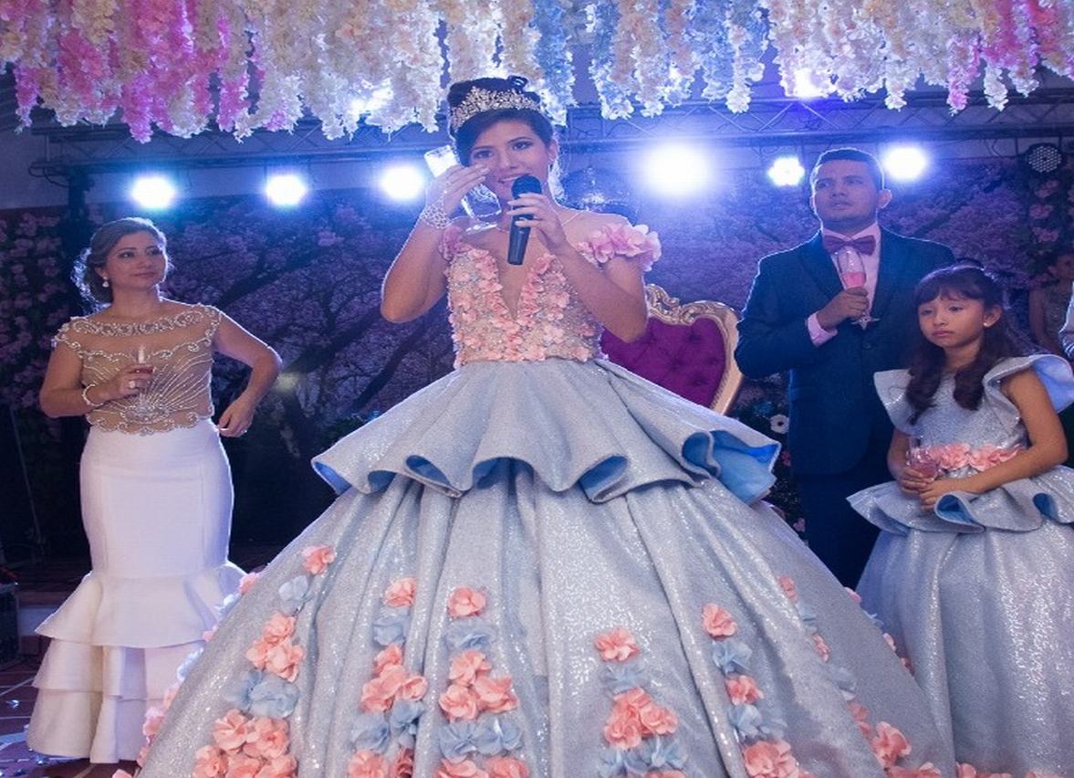 La quinceañera Leidy Carolina Trujillo Macías junto a su mamá Carolina Macías, su padre Leonardo Trujillo y su hermana Natalia Trujillo.